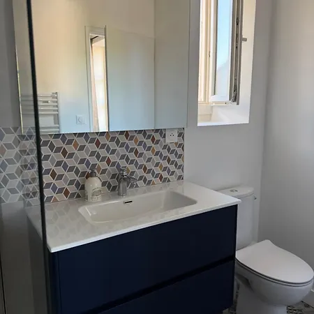 Chez Eugène, Neuf Appartamento